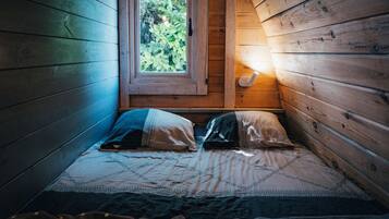 Seprai premium, tirai kedap cahaya, dan setrika/meja setrika