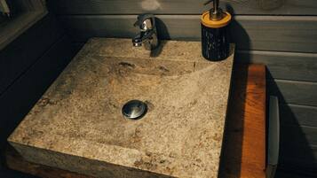 Familjestuga - luftkonditionering - utsikt mot bergen | Badrum | Dusch, regndusch, hårtork och handdukar