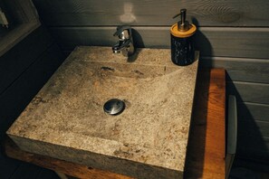 Familjestuga - luftkonditionering - utsikt mot bergen | Badrum | Dusch, regndusch, hårtork och handdukar