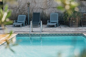 A swimming pool with three lounge chairs and a potted plant. - L'annexe (Sonnay)