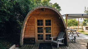A wooden cabin with a covered porch, a bench, and a picnic table. - L'annexe (Sonnay)