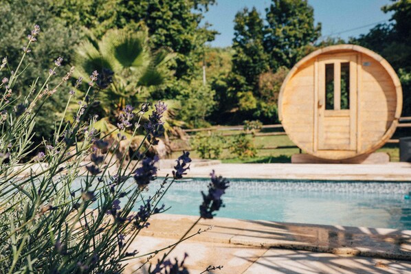 Sauna, Whirlpool, Warmsteinmassagen, Tiefengewebe-Massagen