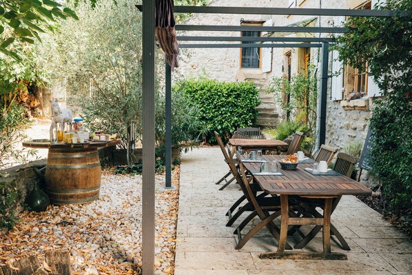 อาหารเช้าแบบคอนติเนนทัลทุกวัน (คิดค่าบริการ)