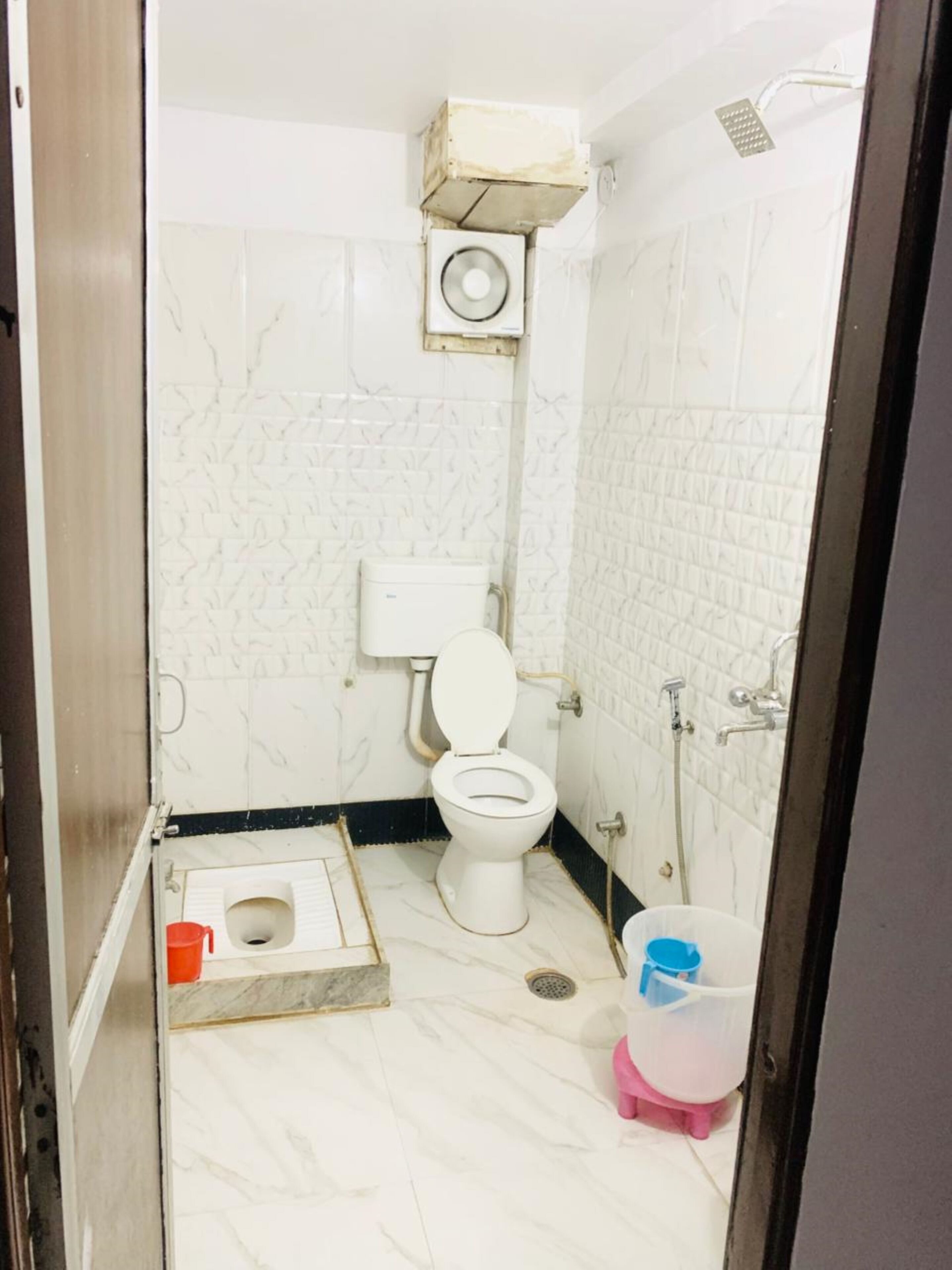 Habitación triple | Baño | Ducha, artículos de higiene personal gratuitos, toallas y jabón