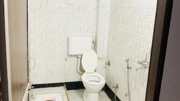 Habitación triple | Baño | Ducha, artículos de higiene personal gratuitos, toallas y jabón