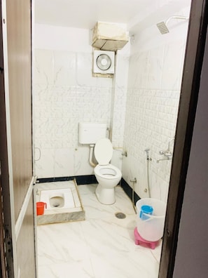 Triple Room | Bathroom | Shower, free toiletries, towels, soap - Hotel Churu Palace (Jaipur)