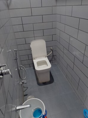Basic Single Room | Bathroom
