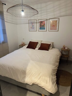 1 slaapkamer, een strijkplank/strijkijzer, wifi, beddengoed