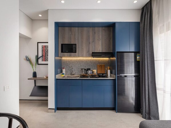 Fridge, microwave, stovetop, cookware/dishes/utensils