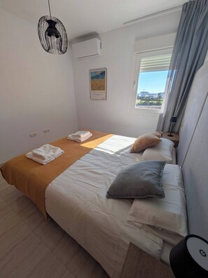 2 عدّة غرف نوم ومكواة/لوح كي وخدمة الإنترنت وملاءات أسرّة