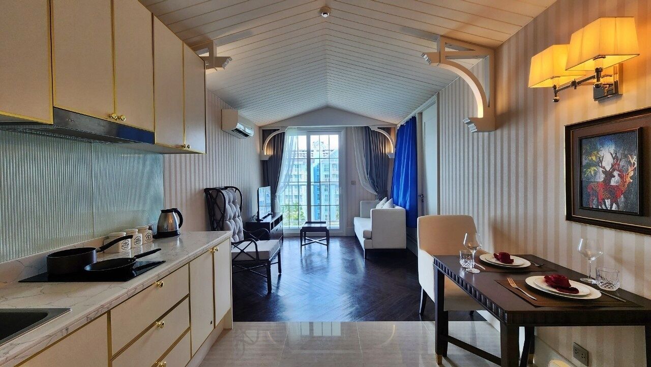 Condo, sacada, vista para a piscina | Cozinha americana privada | Geladeira grande, micro-ondas, cooktop, chaleira elétrica