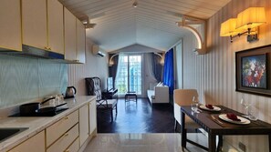 Apartment, Balkon, Poolblick | Eigene Kochnische