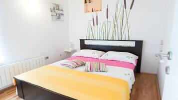 2 bedrooms, travel crib, free WiFi