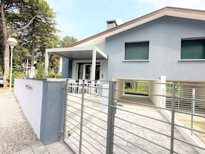 Villa, 2 Schlafzimmer, Terrasse, Gartenblick | Fassade der Unterkunft