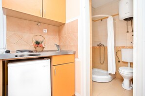Shower, hair dryer - Perfect Budva Stay Near the Sea & Aqua Park - One Bedroom Apartment 3/1 (Budva)