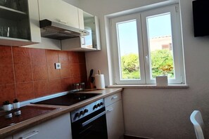 Refrigerador, horno, parrilla de estufa y comedor 