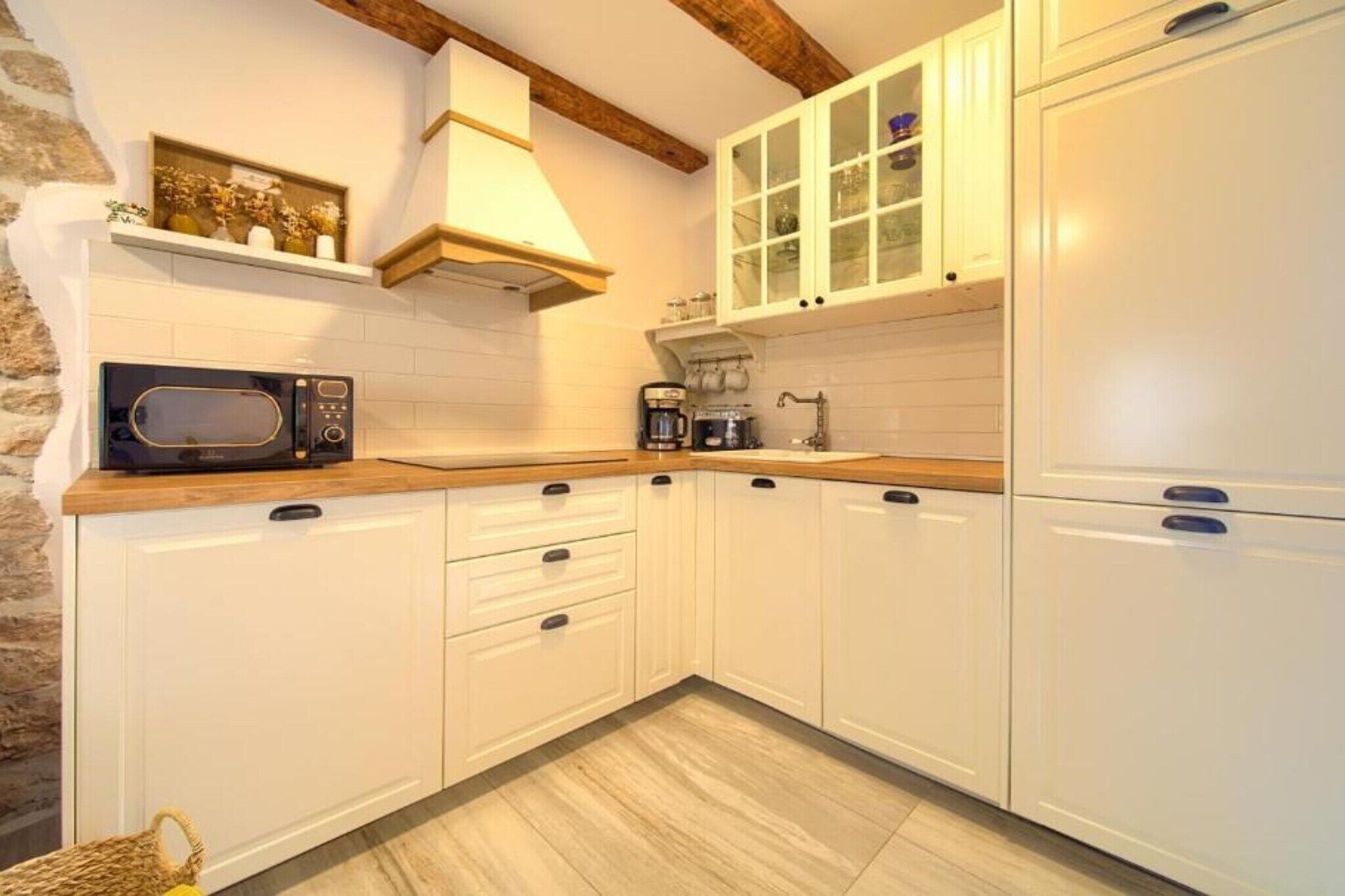 Kylskåp, mikrovågsugn, ugn och spishäll