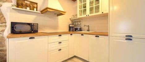 Kylskåp, mikrovågsugn, ugn och spishäll