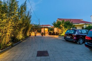 المنطقة المحيطة بالمنشأة