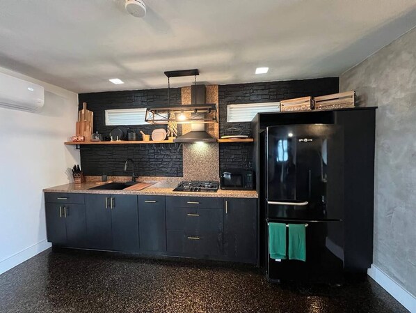 Refrigerador, microondas, cafetera y tetera y tostadora 