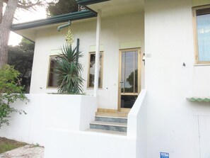 Villa, 2 chambres, patio, vue sur le jardin | Façade de l’hébergement 