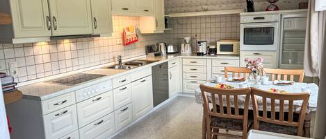 Kühlschrank, Mikrowelle, Ofen, Geschirrspüler