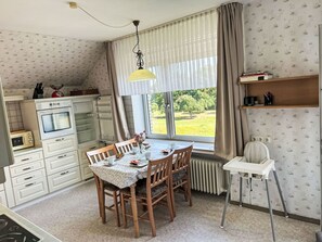 Réfrigérateur, four à micro-ondes, un four, lave-vaisselle