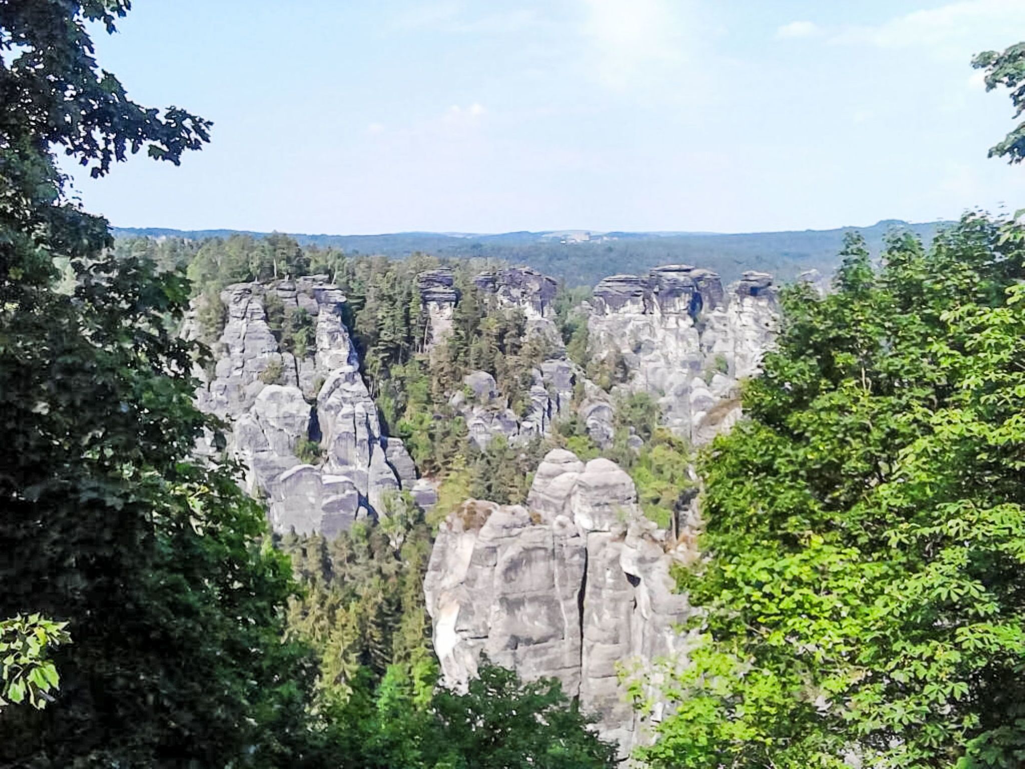 Eine natürliche Landschaft mit Felsformationen und üppiger Vegetation.