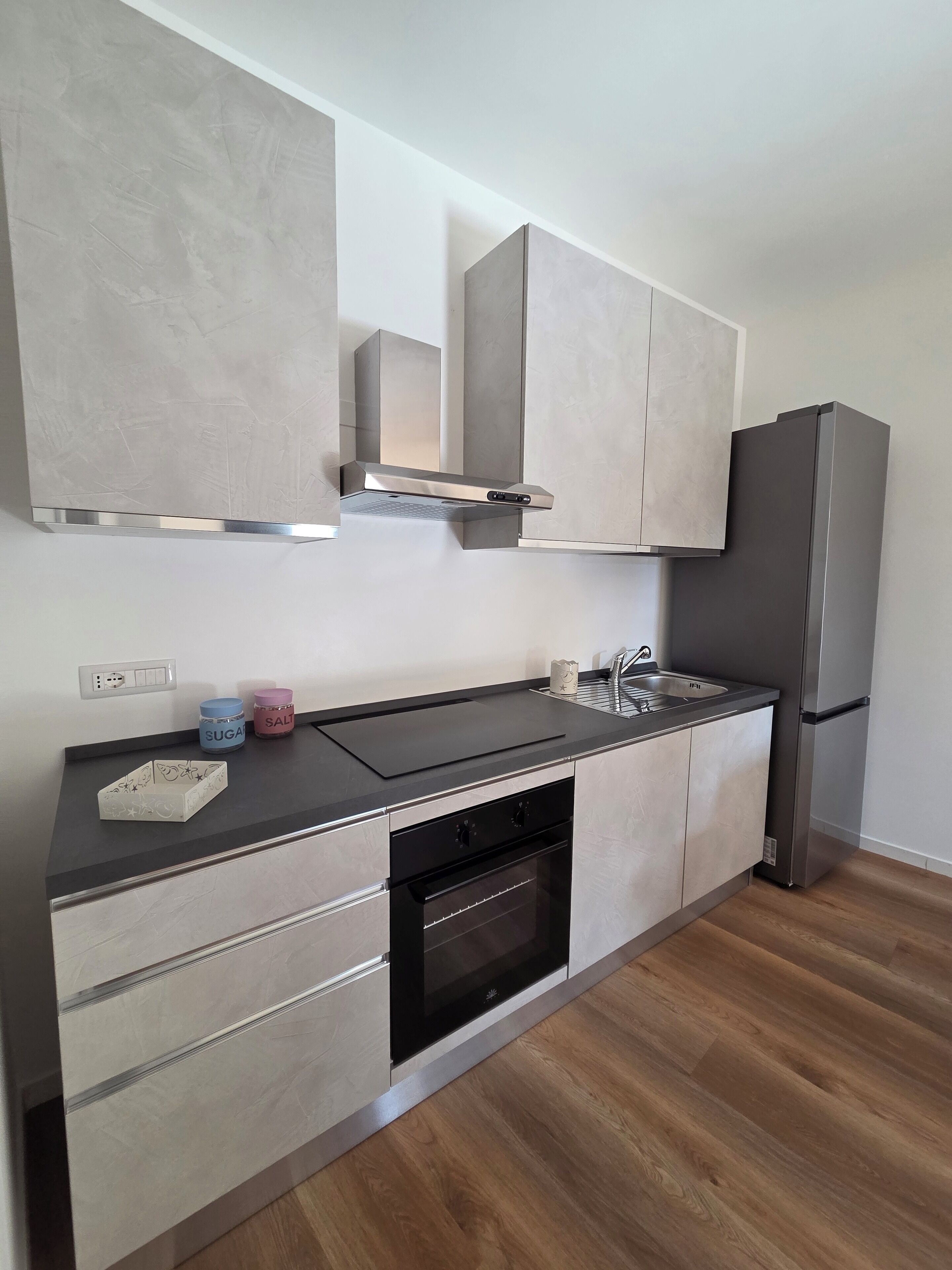 Kühlschrank, Ofen, Herdplatte, Geschirrspüler