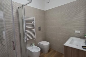 Douche, sèche-cheveux, bidet, serviettes fournies