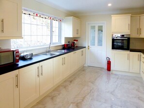 Kylskåp, mikrovågsugn, ugn och diskmaskin