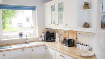 Een koelkast, een magnetron, een oven, een vaatwasser