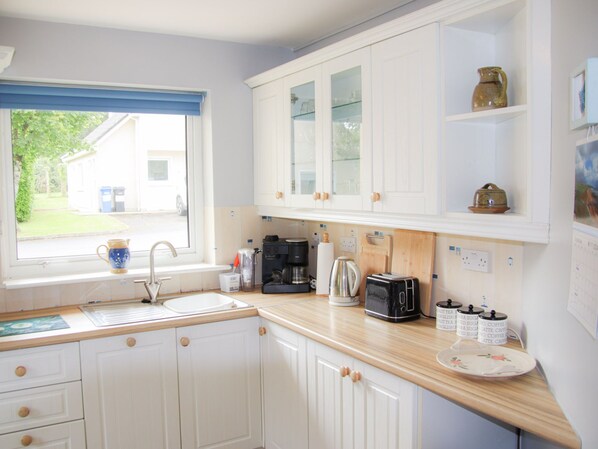 Een koelkast, een magnetron, een oven, een vaatwasser