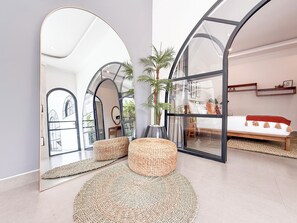 Vila superior, vista para a piscina | Área de estar