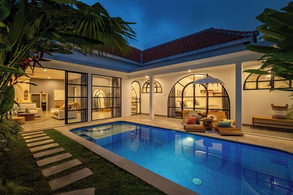 Vila superior, vista para a piscina | Terraço/pátio