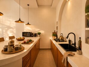 Superior villa, kilátással a medencére | Privát konyha | Kávéfőző és elektromos vízforraló