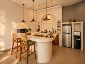 Villa supérieure, vue sur la piscine | Cuisine privée | Cafétière à espresso, bouilloire électrique