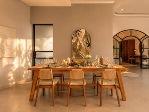 Superior villa, kilátással a medencére | Étkezés a szobában