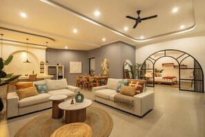 Vila superior, vista para a piscina | Área de estar