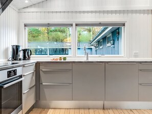 Kühlschrank, Mikrowelle, Geschirrspüler, Kochgeschirr/Geschirr/Besteck