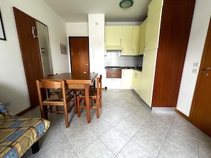 Apartment, 2 Bedrooms, Balcony, City View | Dining room