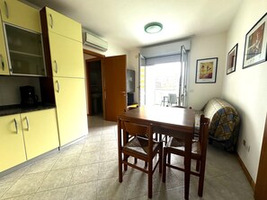Apartamento, 2 quartos, sacada, vista para a cidade | Sala de jantar