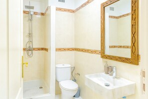 Deluxe Apartment, Balcony | Bathroom