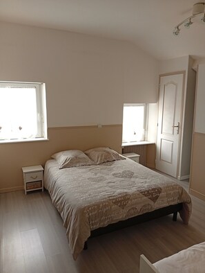 2 slaapkamers, een strijkplank/strijkijzer, wifi, beddengoed
