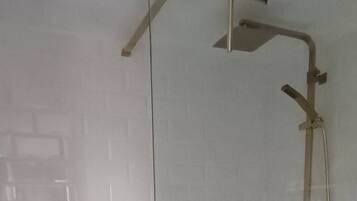 Douche, serviettes fournies, savon, papier toilette