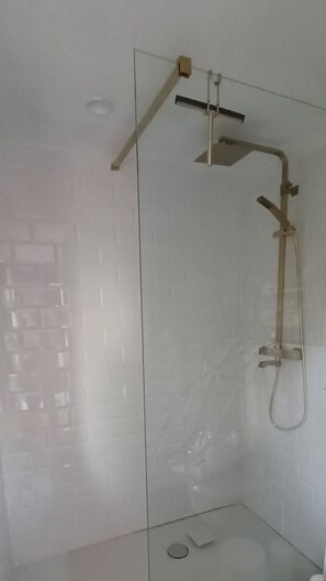 Douche, serviettes fournies, savon, papier toilette