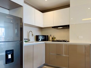 Fridge, microwave, stovetop, coffee/tea maker - w* | Polished Loft w/ Balcony in Santa Bárbara (Bogotá)