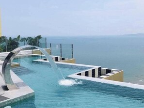 Piscina externa, guarda-sóis, espreguiçadeiras