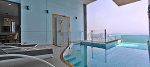 Condo, vista para a praia | Piscina particular
