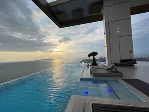 Piscina externa, guarda-sóis, espreguiçadeiras